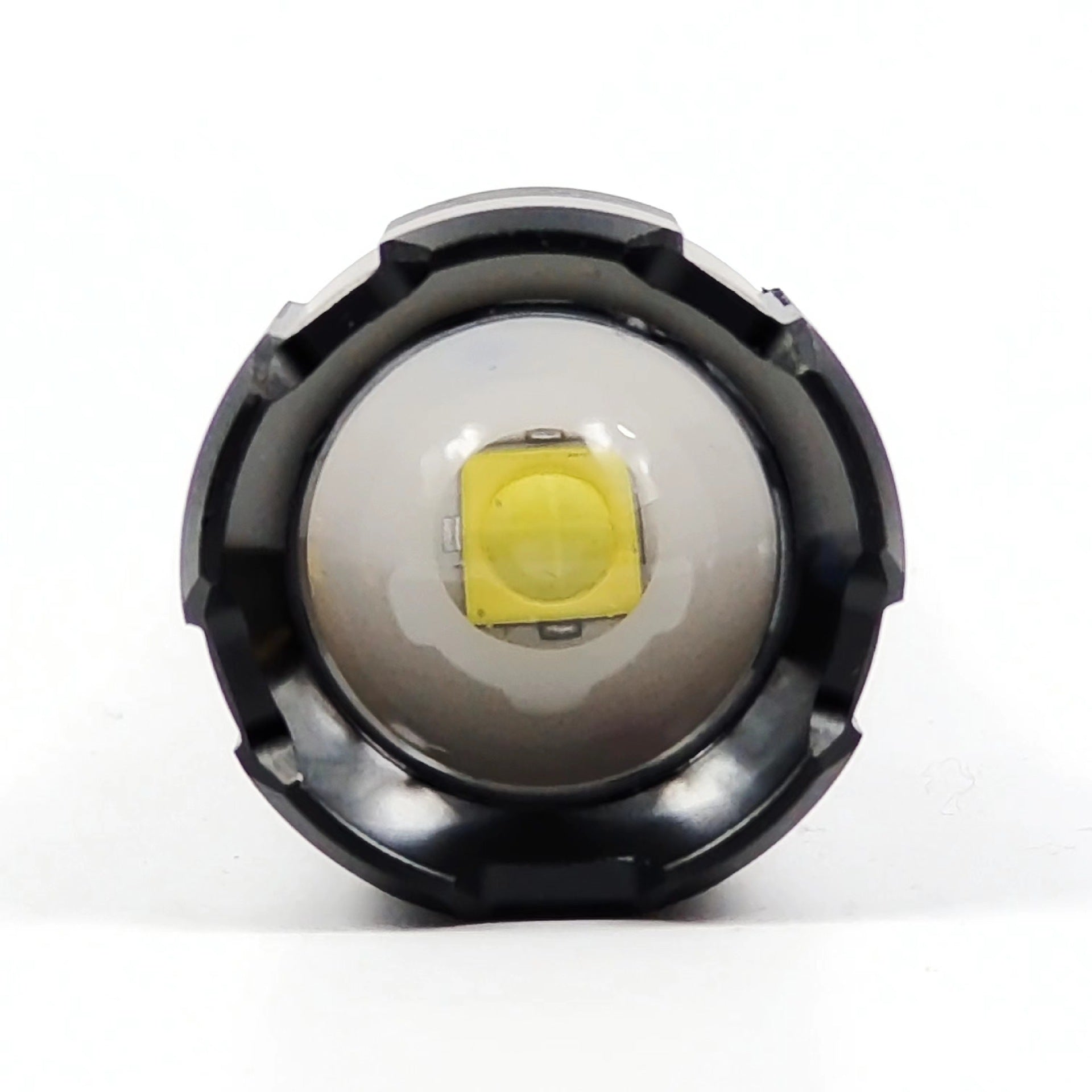 Strong light long-range flashlight